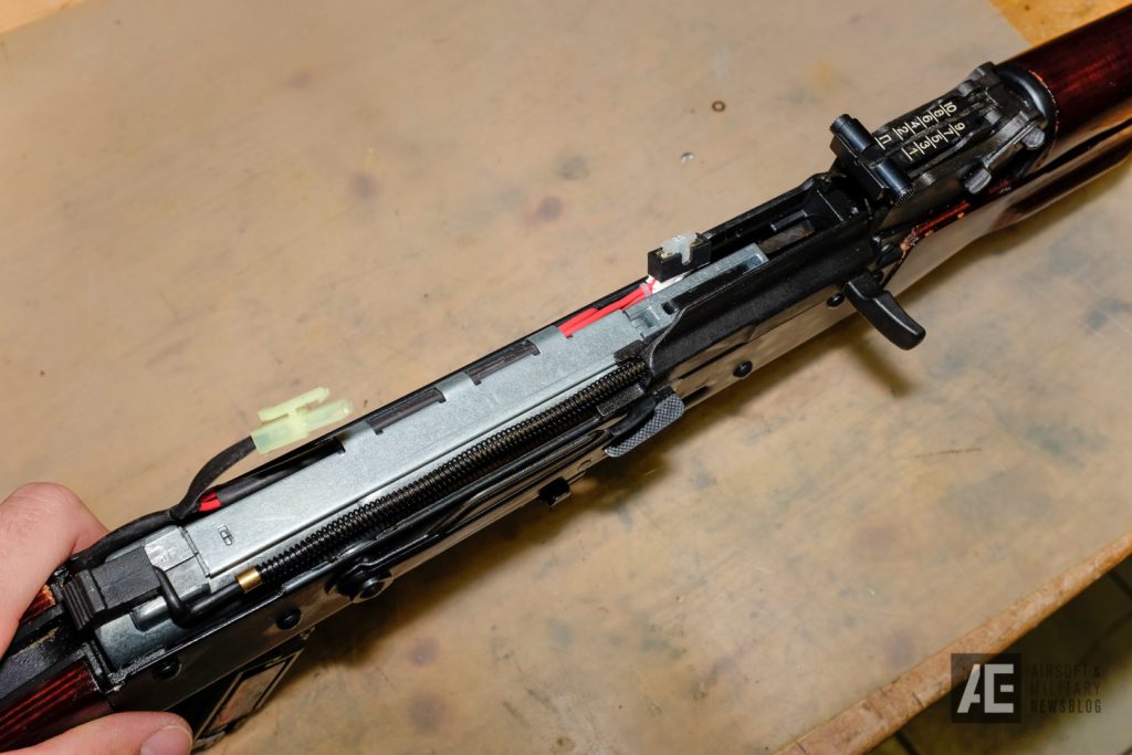 E&L AKM Review - Battery Compartment